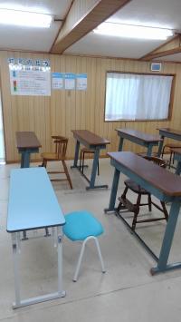 机は一つに一人掛けです。<br />
席は幼児席、低学年席、中学年席以上があります。