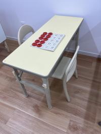背の低い幼児さん専用の机と椅子をご用意。慣れるまでは先生と一緒に学習します。