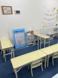 必要に応じ対面指導になる幼児席でも飛沫感染防止のカーテンを設置しています。