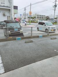 建物横の専用駐車スペースをご利用ください。