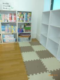 待合コーナー。パズルやえほん、好きなもので遊びながら学んでいきます。