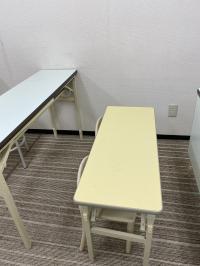 幼児さんでも足がつく椅子をご用意しています。