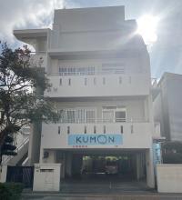 安謝小学校から徒歩5分!<br />
教室は3階です☆