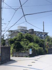 大里北小学校すぐ近く。「島添上方通り」を下っていくと左手に建物が見えてきます。