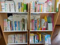 本、補助教材等も充実。特に幼児さんは、数字盤やカード等で楽しみながら学びます。