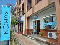 名護小学校より徒歩3分の、道沿いにあります。教室向かいに駐車場もあります♪