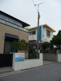 宜保のファミリーマートの裏にあります。