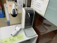 入口で手指消毒、検温を行います。