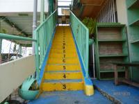 階段には数字、アルファベットが書かれてます