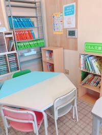 幼児さんのための机とイスをご用意しています。