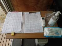 感染症対策のため入室時に検温、アルコール消毒を実施しています。