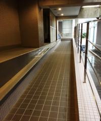 3Fのスローブを進み突き当りを左に曲がると管理室とインターフォンがあります。<br />