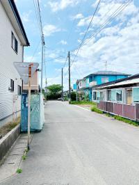 牛島小に面するバス通りから住宅街に通りを5本南へ進みます。