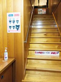 教室は階段を上った2階です。<br />
入り口で靴を脱いで、まず消毒!