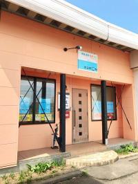 教室前に広い駐車場があります。