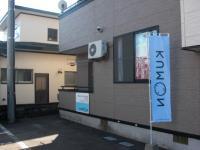 有浦小学校から徒歩3分の場所です。写真右側が入口となります。