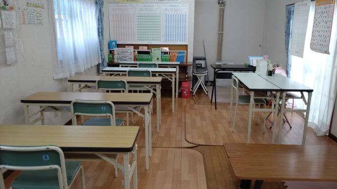 教室内観です。椅子の席と、下に座る席があり、どの子も学習に専念できます。
