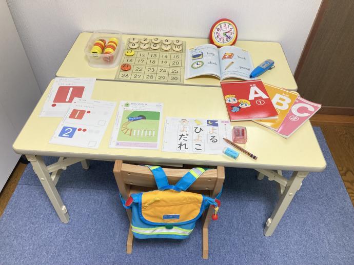 別室に幼児用机があります。<br />
未就学のお子さまも安全に学習できます。
