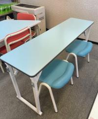 低学年のお子さま用の少し低めの机といすがあります。