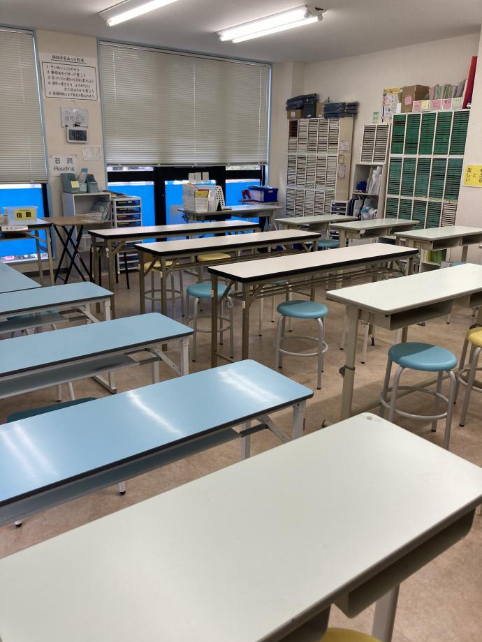 教室内は新しく明るく、普通席、集中席、幼児席、低学年席、音読席、質問席など対応。