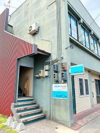 教室はこのビルの２階にございます。