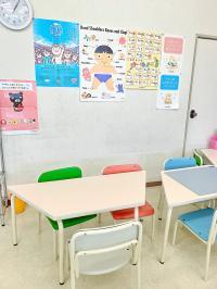 幼児さん専用の机と椅子で楽しく学習できます。