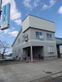 朝倉小学校前の青い看板が目印