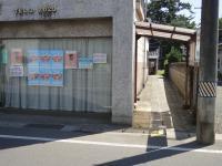 教室入口は、こちらの通路を奥に進んだ場所にございます。