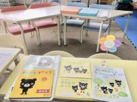 椅子に座れるお子さんは専用の机と椅子があるので安心です。