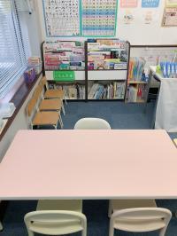 月1回のベビーくもんタイムはここで。お子さまの大好きな絵本や教具がそろってます。