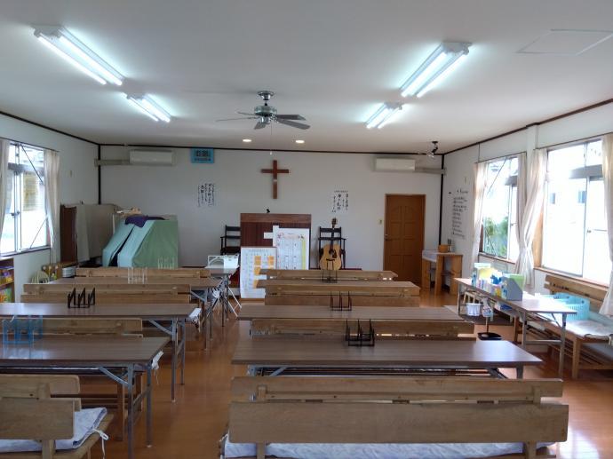 教会の会堂を借りている、広く開放的な教室です。<br />
