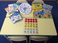 背もたれ付幼児さん専用のイス・机があり、教具も揃っています！