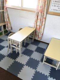 小さなお子様も安心の幼児机です。赤ちゃんを横にできるレイアウトにも変更できます。