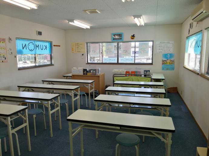 ２階の教室です。四方に窓があり、明るく風通しがよく広々としています。