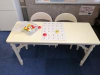 幼稚園くらいまでのお子さま用の机と椅子で絵本を読んだり遊んだり。