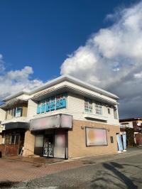 天童郵便局の斜め向かい、ビル2階です。