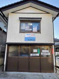 教室は2階です。一番右側の引き戸を開けてお入りください。ベビーカーも置けます