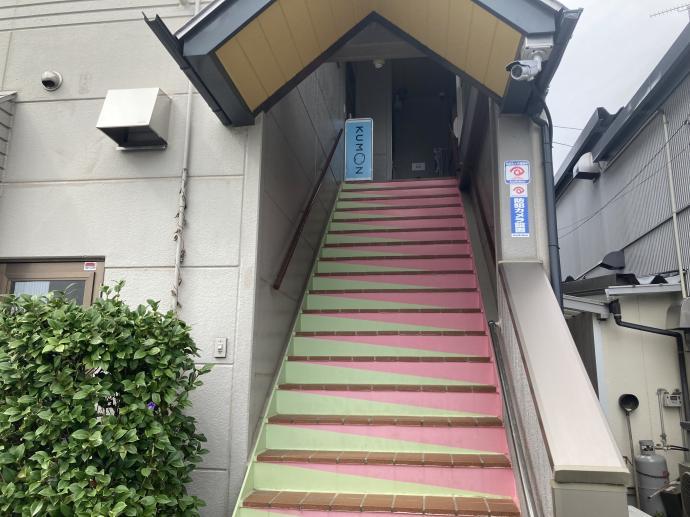 階段で２階にお上がりください。駐車場もございます。