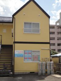北沢又小から徒歩10分、郵便局のすぐ近く。黄色い建物の1F。