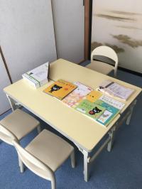 かわいい机と椅子の安心のスペースです。<br />
お子様の成長の様子を教えてくださいね。