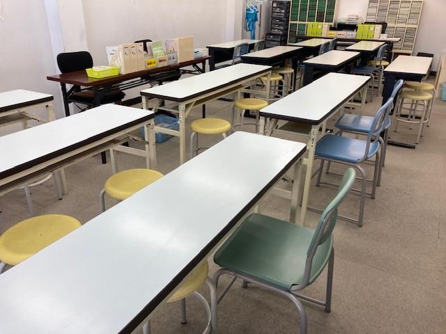 教室の中は広くて、学習に最適な空間です。