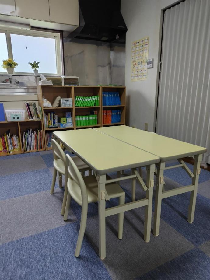 幼児、小学校低学年のお子さんは、小さな机で学習します。