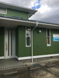 駐車場もあります。白いドアからお入りください。