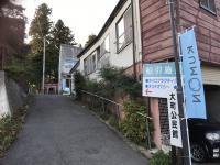 安久津通りより坂道を入ります　<br />
青いKUMONののぼりが目印！<br />
