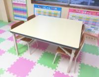 幼児さんに合わせた机とイスも用意しています