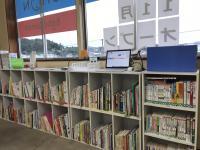 たくさんの本が並ぶくもん文庫
