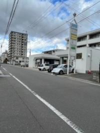 郵便局職員用駐車場の向かい側の建物です。