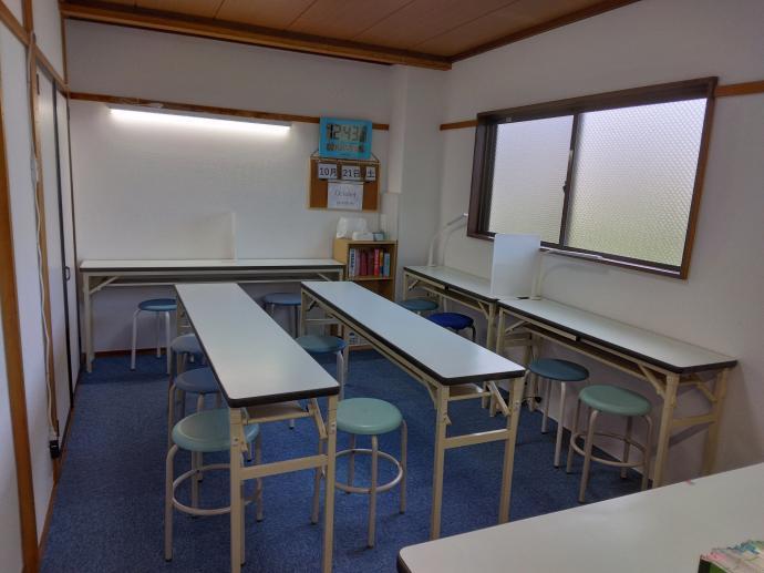 メインの学習スペースです。三人用の机を二人で使用して、余裕を持って座れます。