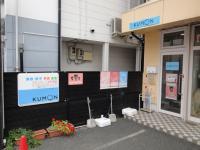 教室は２階です。左側のドアからどうぞ。