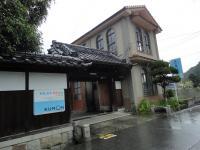 1階が教室です。木の門を入った方に入り口があります。